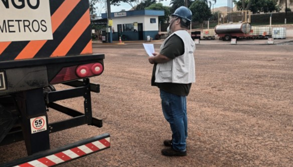 Ipem-SP verifica veículos que transportam produtos perigosos e cronotacógrafos, em Fernandópolis  