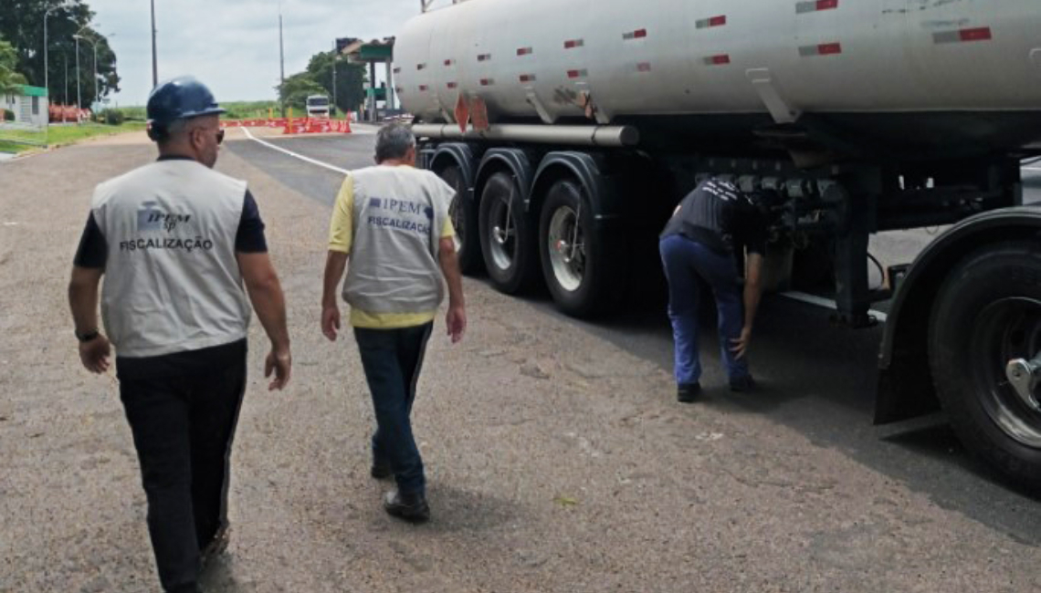 Ipem-SP verifica veículos que transportam produtos perigosos e cronotacógrafos na rodovia SP 310 em Agulha  