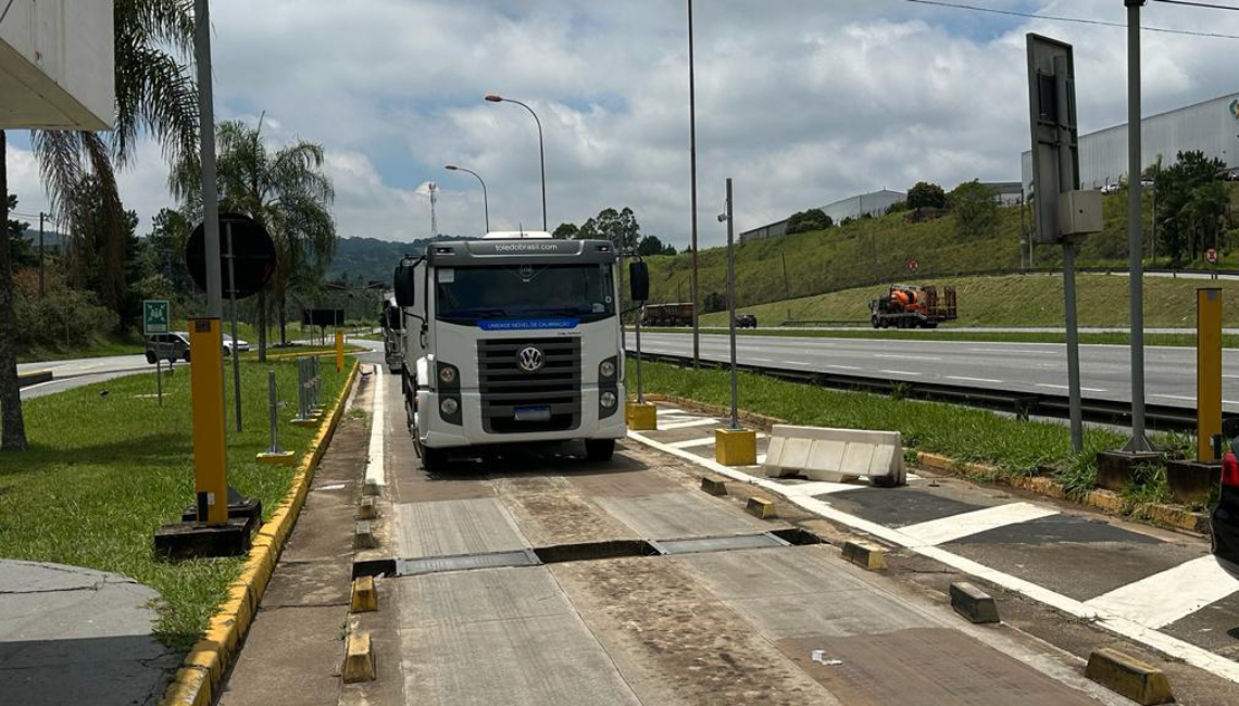 Ipem-SP verifica balança dinâmica na rodovia SP 280, em Santana de Parnaíba