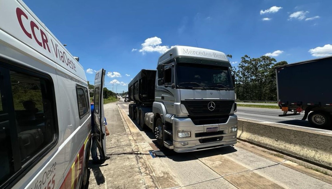 Ipem-SP verifica balança dinâmica na rodovia SP 280, em Santana de Parnaíba