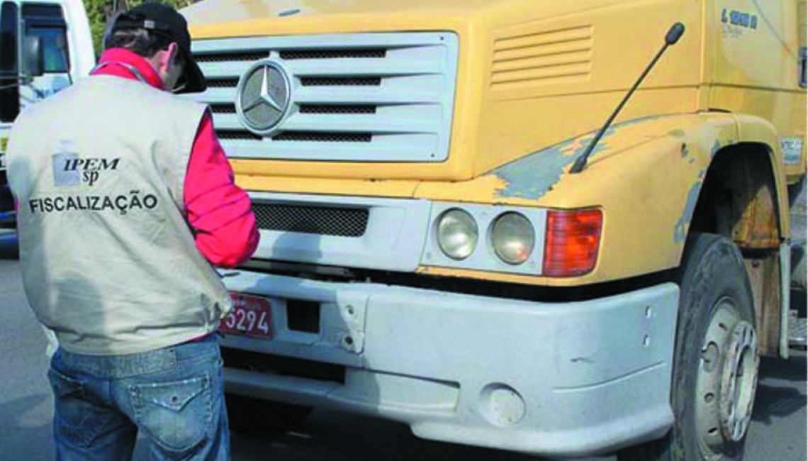 Ipem-SP fiscaliza veículos que transportam produtos perigosos e cronotacógrafos em Descalvado