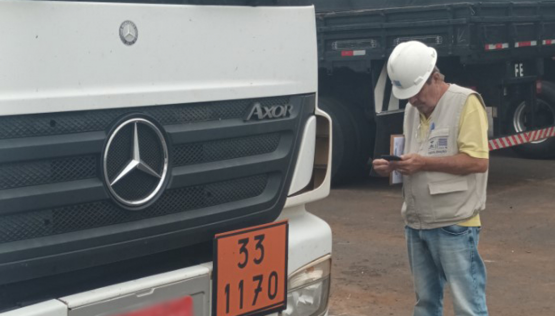 Ipem-SP fiscaliza veículos que transportam produtos perigosos e cronotacógrafos, em Olímpia  