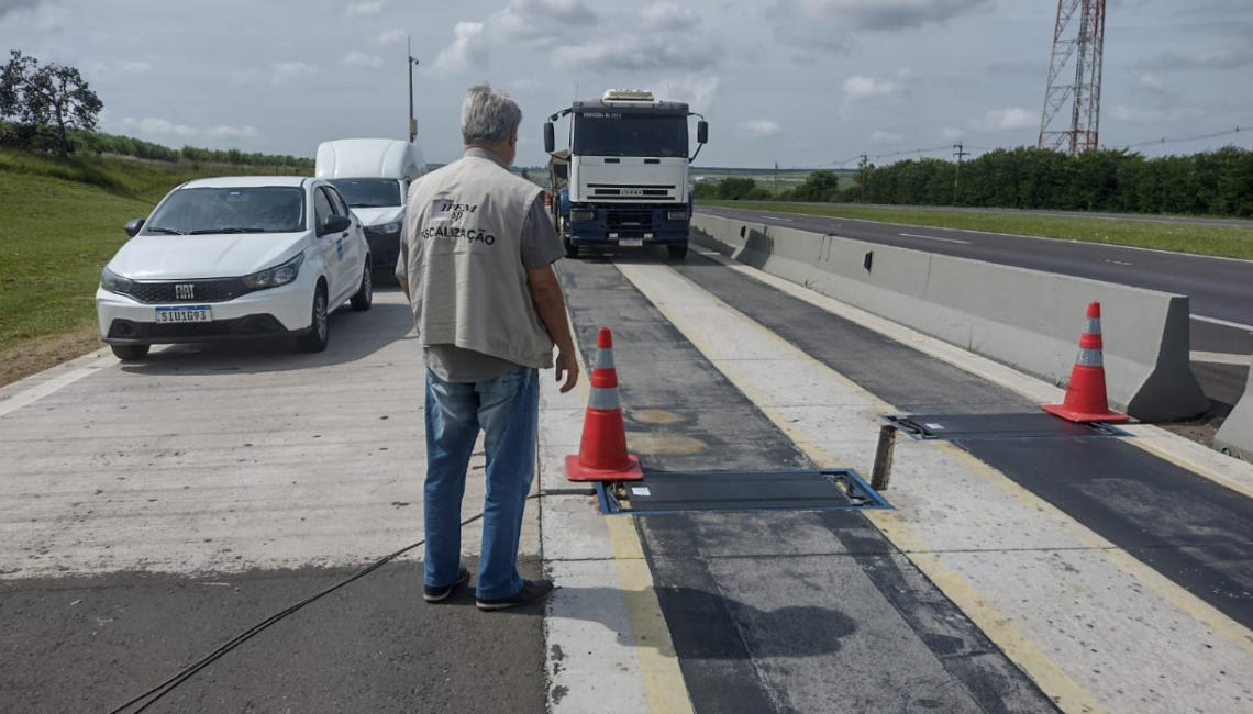 Em Itirapina, Ipem-SP verifica balança dinâmica na rodovia SP 310