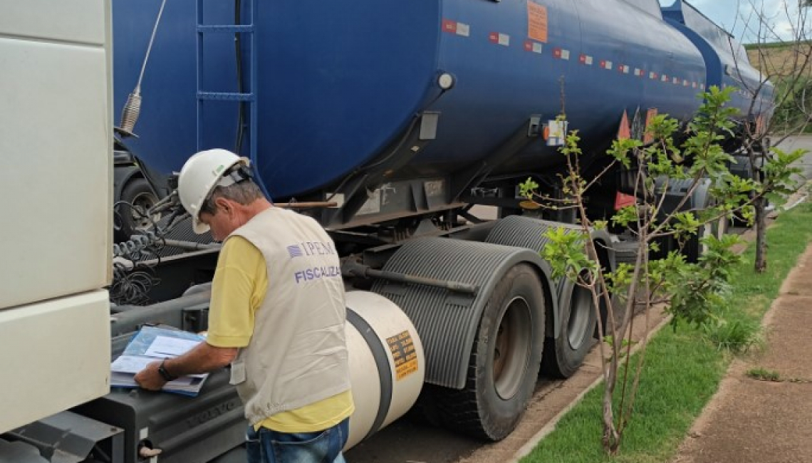 Em São José do Rio Preto, Ipem-SP fiscaliza veículos que transportam produtos perigosos e cronotacógrafos