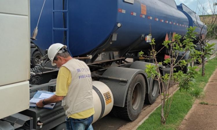 Em São José do Rio Preto, Ipem-SP fiscaliza veículos que transportam produtos perigosos e cronotacógrafos