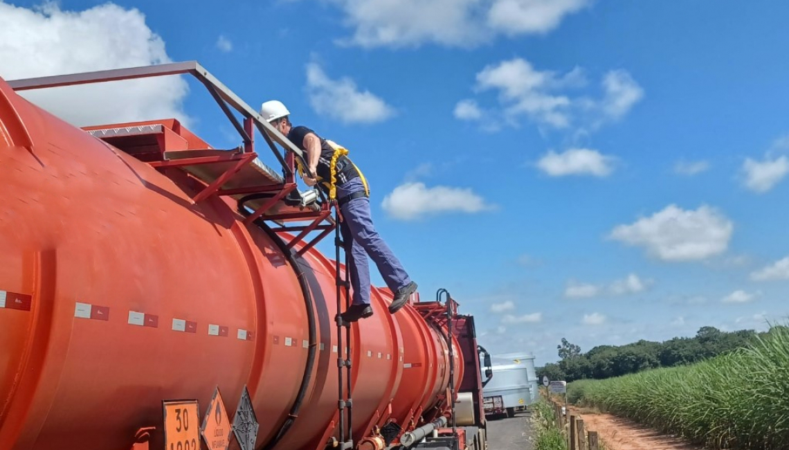 Ipem-SP fiscaliza veículos que transportam produtos perigosos e cronotacógrafos na rodovia Euclides da Cunha, em Bálsamo