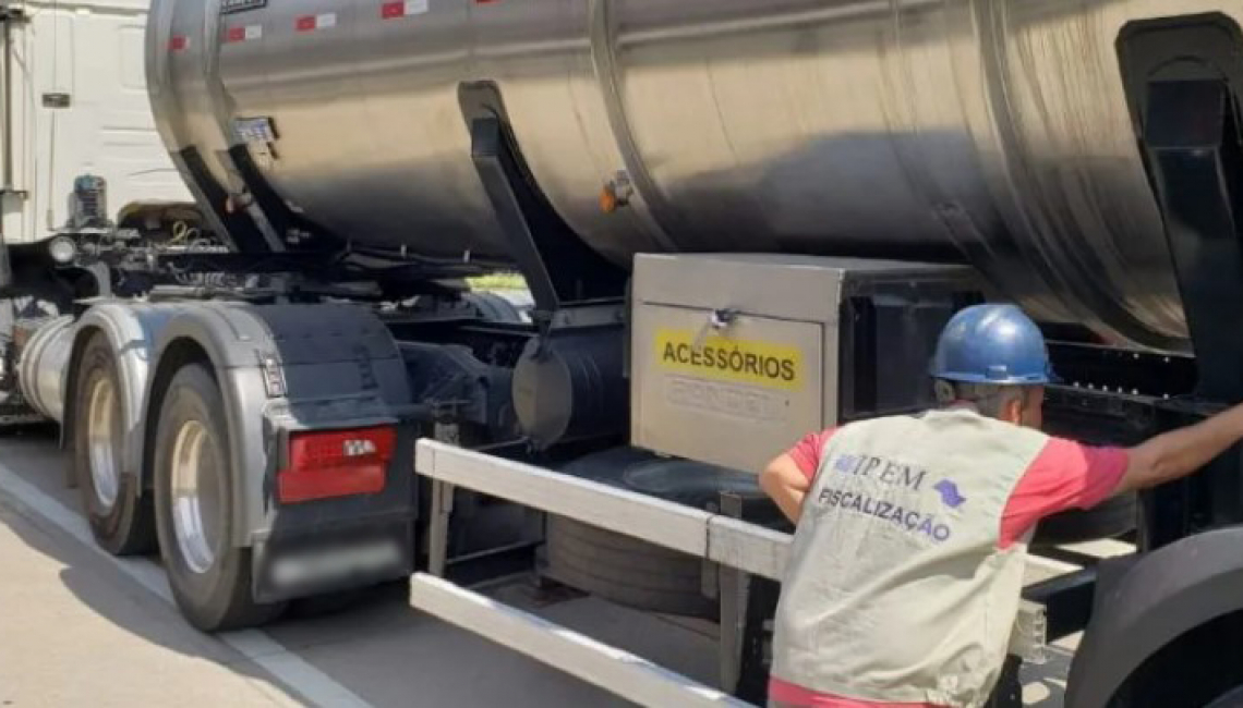 Ipem-SP fiscaliza veículos que transportam produtos perigosos e cronotacógrafos, em Paulínia