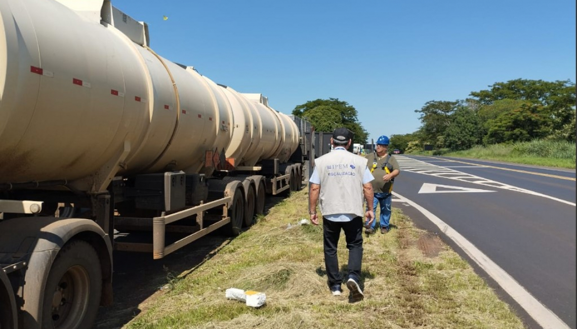 Ipem-SP fiscaliza veículos que transportam produtos perigosos e cronotacógrafos na rodovia Assis Chateaubriand, em Guapiaçu