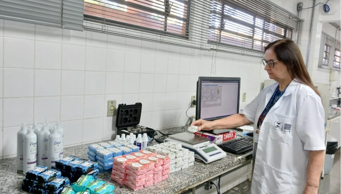 Operação Cosméticos do Ipem-SP verifica peso e quantidade de produtos