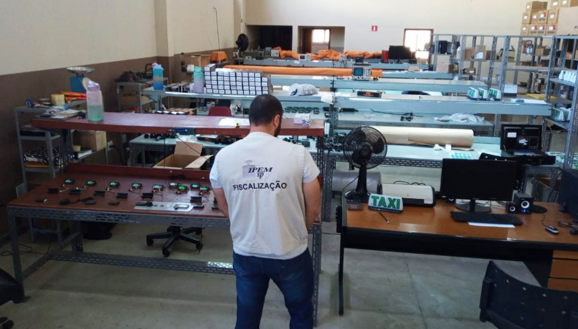 Em Cerquilho, Ipem-SP verifica taxímetros no fabricante