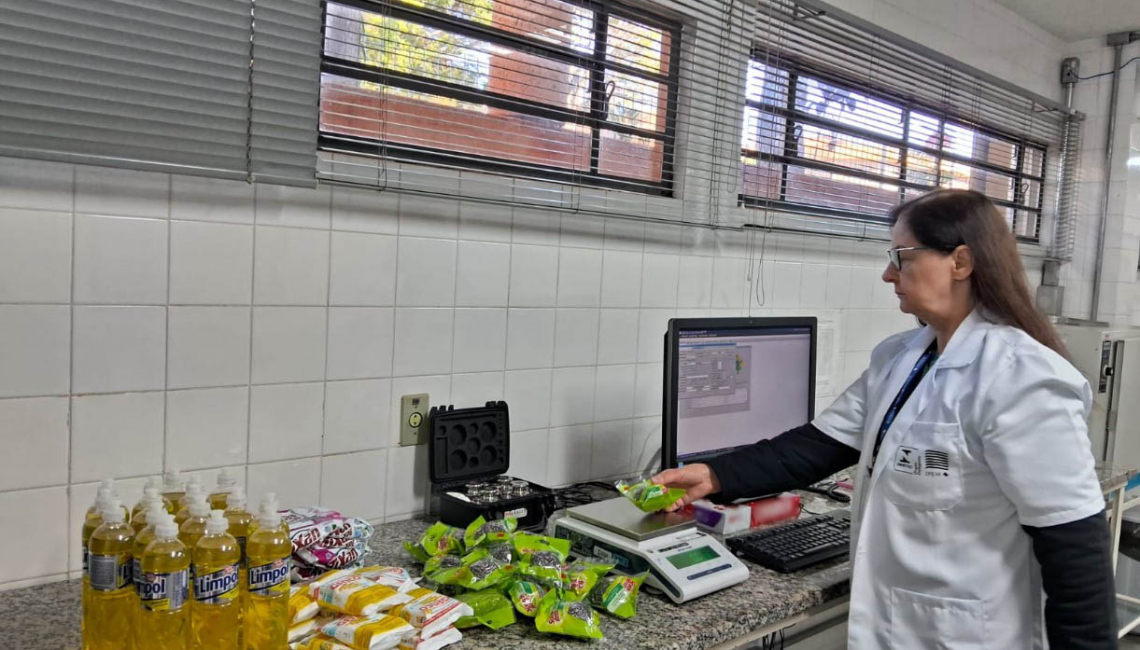 “Operação Casa Limpa” do Ipem-SP analisa produtos de limpeza em laboratório 