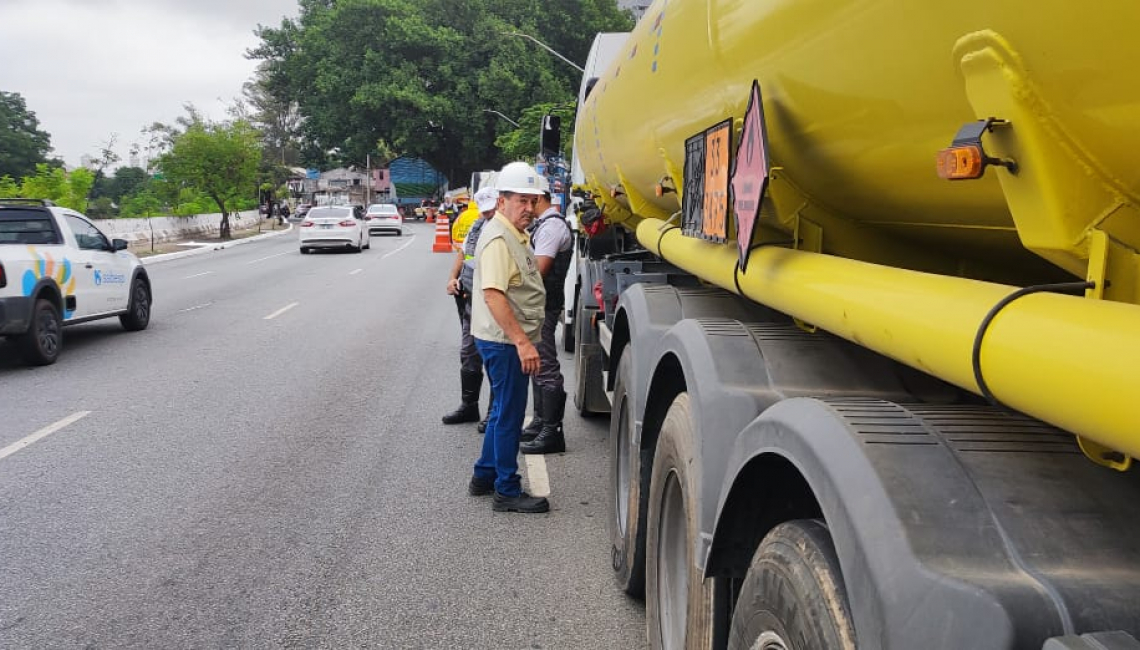 Na capital, Ipem-SP fiscaliza veículos que transportam produtos perigosos e cronotacógrafos na avenida Doutora Ruth Cardoso