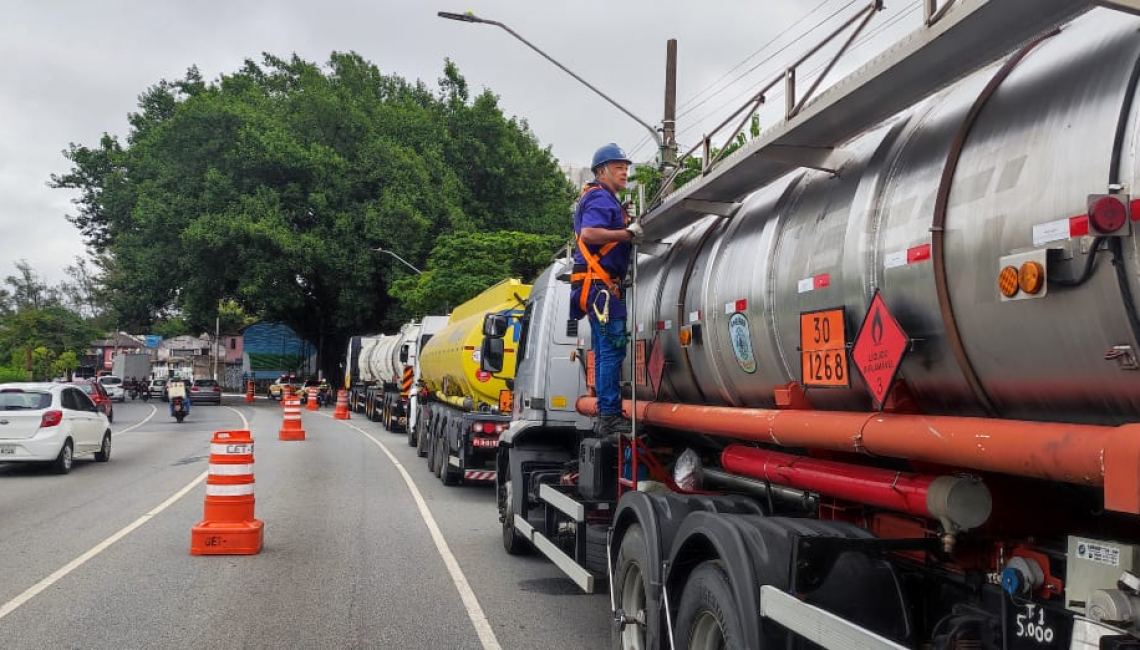 Na capital, Ipem-SP fiscaliza veículos que transportam produtos perigosos e cronotacógrafos na avenida Doutor Francisco Mesquita