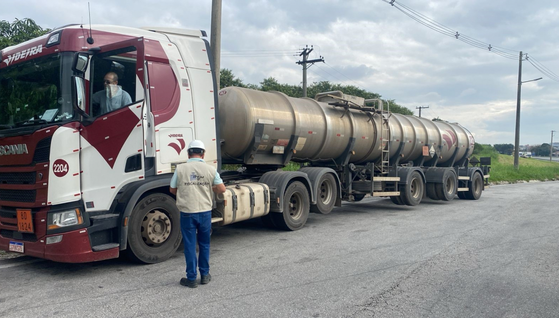 Em Itaquaquecetuba, Ipem-SP fiscaliza veículos que transportam produtos perigosos e cronotacógrafos na rodovia SP 021