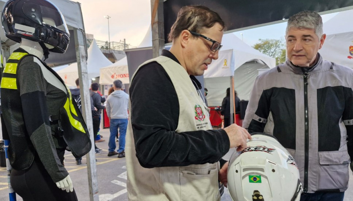 Na capital, Ipem-SP orienta sobre uso de capacetes e outros itens utilizados no trânsito, no pit stop “Maio Amarelo” no Centro Esportivo Tietê, na Luz