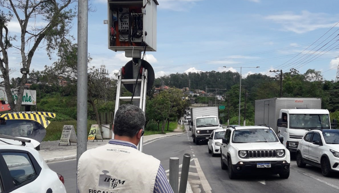 Em Ribeirão Pires, Ipem-SP verifica radar na avenida Humberto de Campos