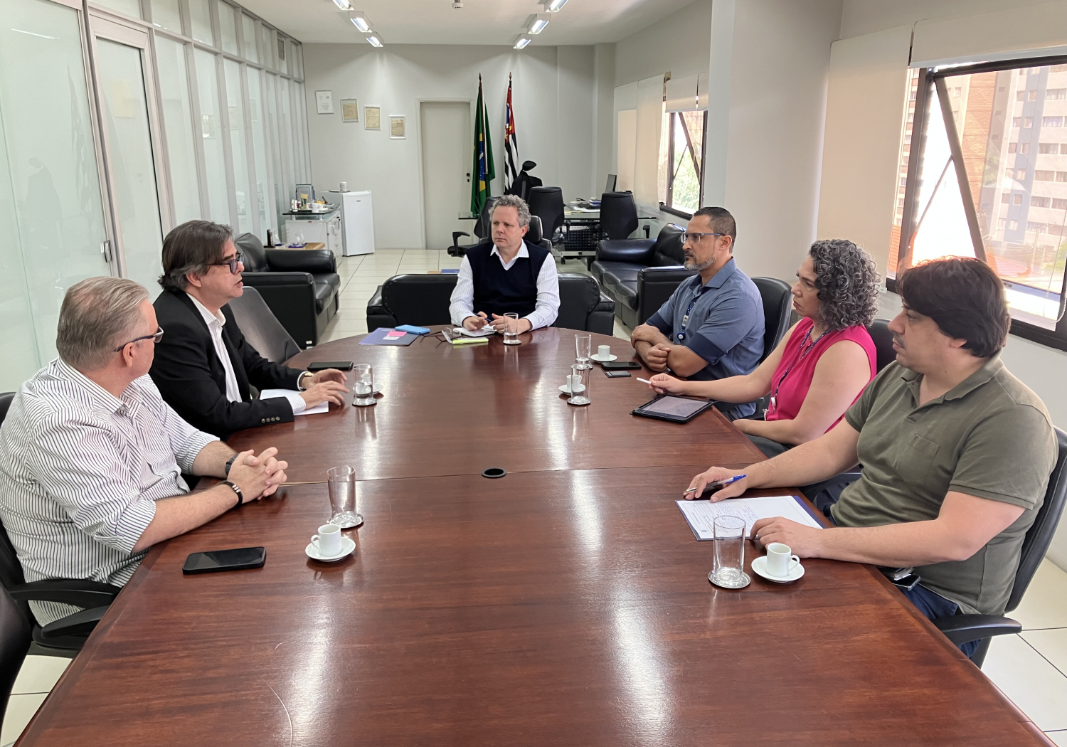 Ipem-SP recebe empresa para tratar de tecnologia de hidrogênio no setor automotivo